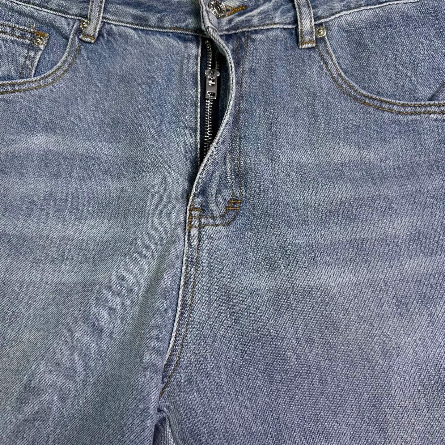 P250 GALLERY DEPT. 2025 New Light Blue Simple Washed and Distressed Couple Style Loose Straight Jeans 🔥High version🔥High version🔥 Top ceiling quality Styles with different washed textures are very friendly to people with thin legs and thick legs. The straight and loose version is very flattering. Moderate length that never goes out of style, easy to match with casually, basic styling for various styles, a must-have in the wardrobe! The fabric is stiff but also makes the upper body soft without losing texture. The washing process is even more perfect. It is a must-have item for everyone! ! ! Washed wheat, hang tag, pants label, complete with three labels Color: light blue Size: 28, 30, 32, 34, 36 (five sizes)